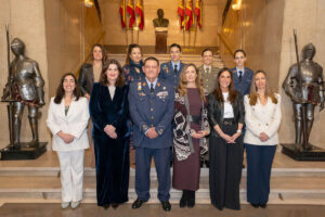 Las participantes en la jornada junto a las moderadoras, la vice presidenta de Ellas Vuelan Alto y el general director del CESEDEN.