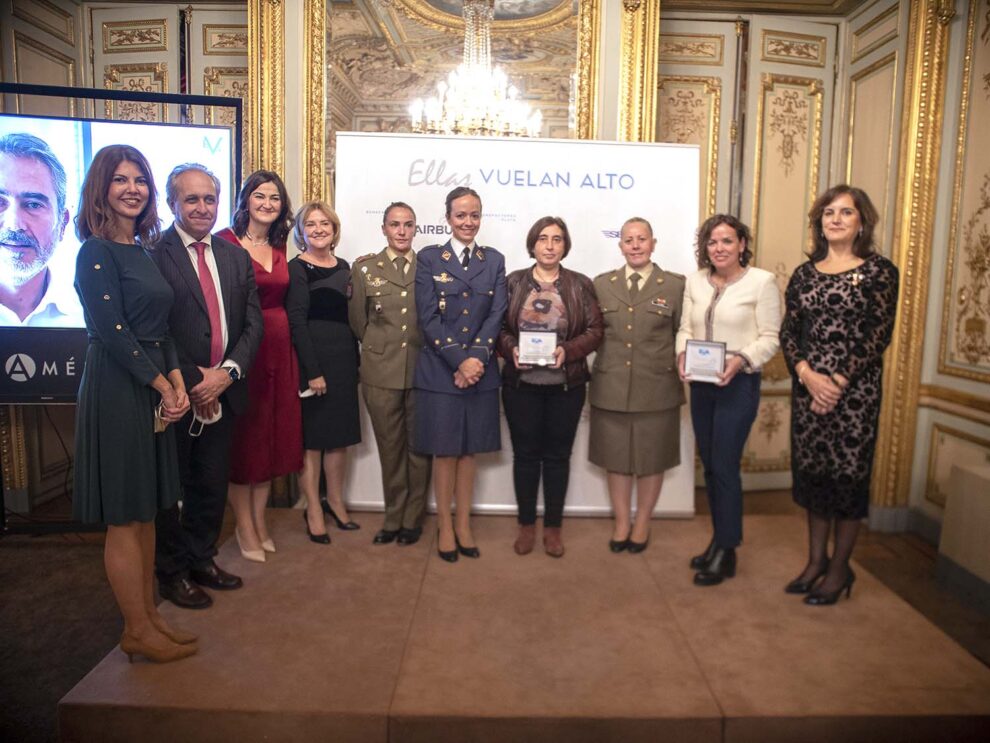 Los premiados junto a Gema Martín del Burgo, presidenta de EVA e • Isabel Maestre, vicepresidenta.