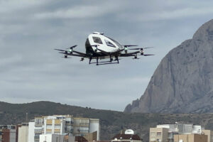 El EVTOL EHang sobre benidorm.