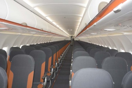 Si no contamos los asientos, nada diferencia a la cabina de pasaje del A320neo de Easyjet de la de los A320ceo.