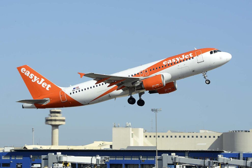 Airbus A320 de Easyjet Europe despegando del aeropuerto de Palma de Mallorca.