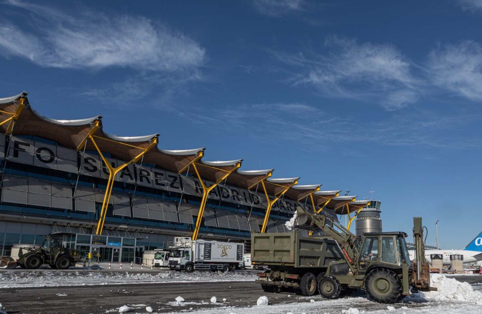 El Ejército trabajando para retirar la nieve en el aeropuerto de Madrid Barajas.