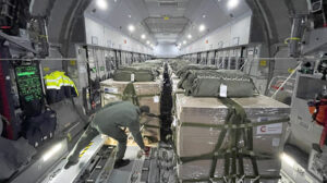 Interior d uno de los A400M del Ejército del Aire con las cajas de comida lanzadas sobre Gaza.