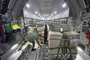 Interior d uno de los A400M del Ejército del Aire con las cajas de comida lanzadas sobre Gaza.