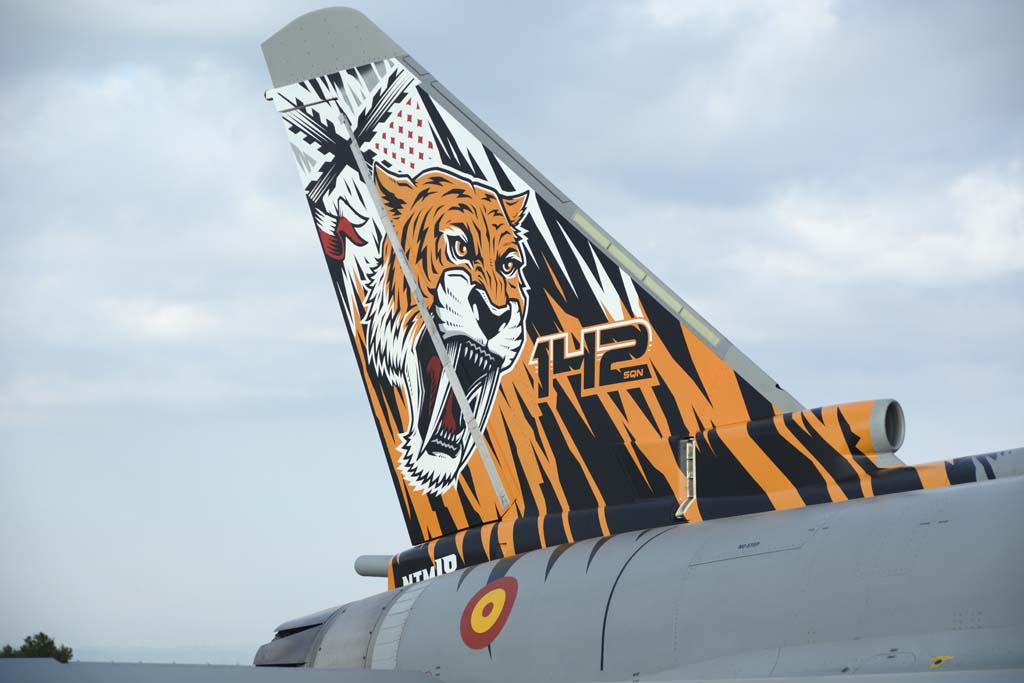 Este año 2018 el 142 Escuadrón ha decorado de esta forma la cola de uno de sus aviones para el Tiger Meet.