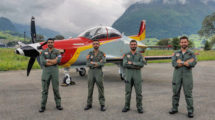 Los cuatro primeros pilotos del PC-21 del Ejército del Aire frente al segundo de los aviones en las instalaciones de Pilatus.