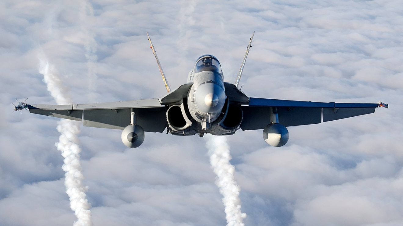 Entre los sistemas de autodefensa del F/A-18 están las bengalas contra los misiles de guiado infrarrojo.