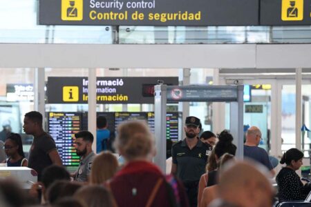 Los nuevos controles de seguridad hacen necesarios ampliar las terminales del aeropuerto de Barcelona El Prat.