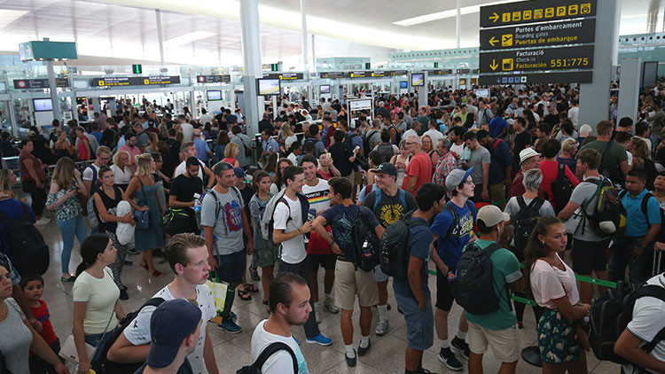Caos en el aeropuerto de Barcelona por la huelga de vigilantes de Eulen