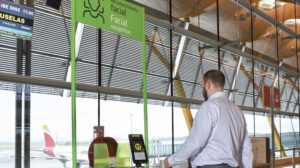 Embarque por reconocimiento facial en la T4 del aeropuerto de Madrid Barajas.