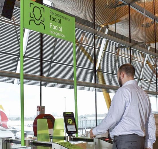 Embarque por reconocimiento facial en la T4 del aeropuerto de Madrid Barajas.