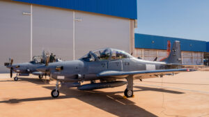 Los dos Embraer A-29 uruguayos todavá con sus marcas nacionales tapadas para el vuelo de entrega.