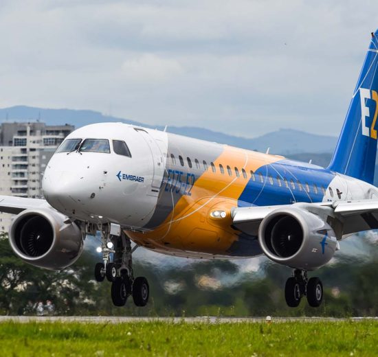 El primer E175-E2 a punto de aterrizar al finalizar su primer vuelo.
