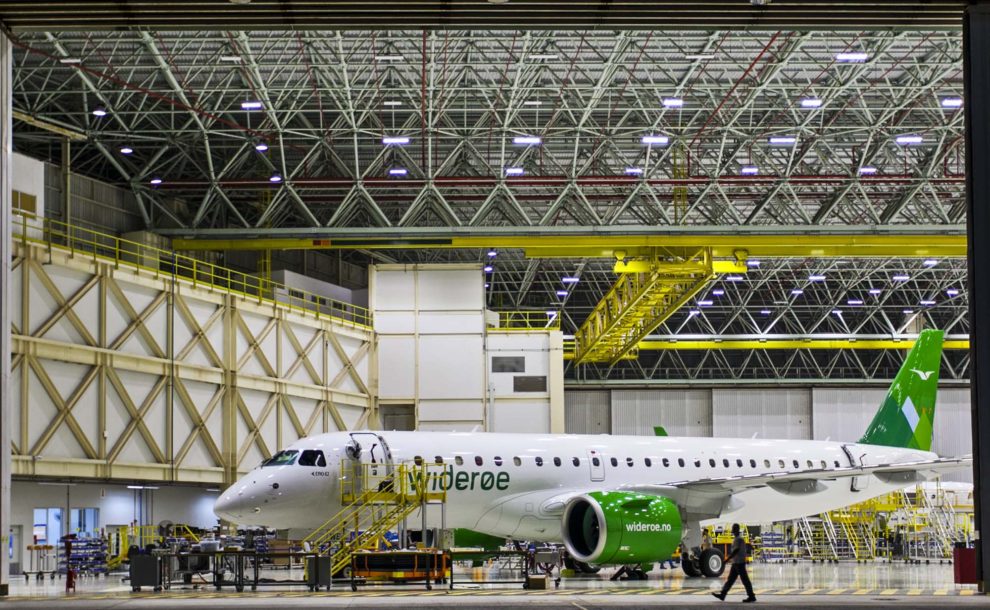 El primer Embraer E190 E2 de Wideroe a las puertas del hangar de montaje en Sao José dos Campo. Detrás se puede apreciar el segundo de los tres ejemplares para esta.