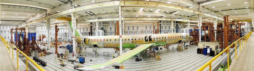 La célula de ensayos de fatiga del Embraer E2 en la bancada de pruebas.