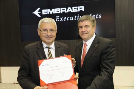 Firma del acuerdo entre Embraer y el aeropuerto de Le Bourget para la construcción de un hangar de mantenimiento propio de los brasileños en París