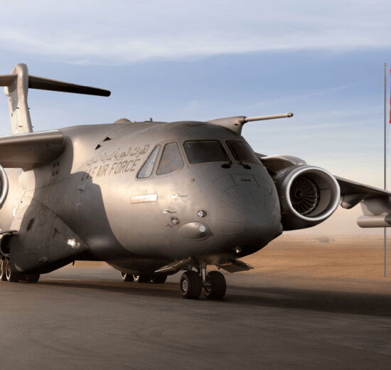 Embraer KC-390 con emblemas de la Fuerza Aérea de Emiratos Árabes Unidos.