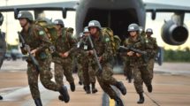 Soldados del Ejército brasileño abandonando el KC-390 durante la prueba de evacuación.