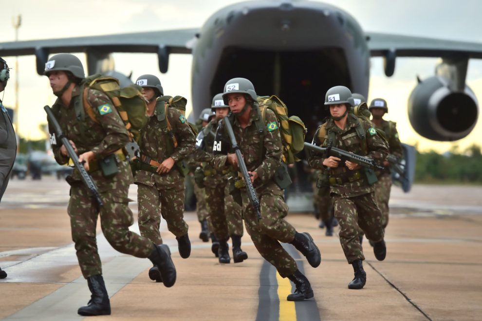 Soldados del Ejército brasileño abandonando el KC-390 durante la prueba de evacuación.