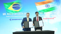 Firma del acuerdo entre Embraer y Mahindra.