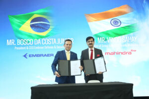 Firma del acuerdo entre Embraer y Mahindra.