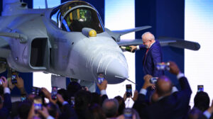El presidente brasileño, Luiz Inácio Lula, bautiza el primer Gripen fabricado en Brasil.