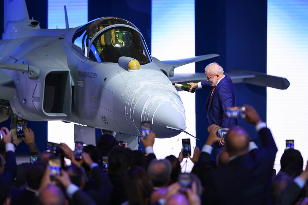 El presidente brasileño, Luiz Inácio Lula, bautiza el primer Gripen fabricado en Brasil.