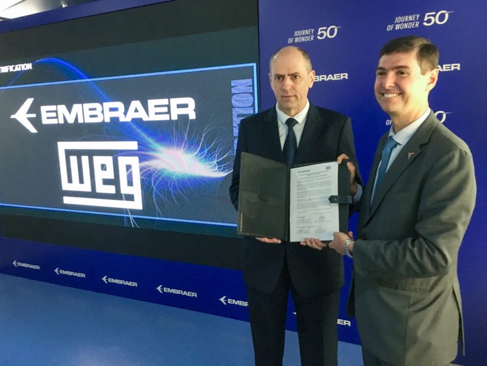 Manfred Peter Johann, director superintendente de WEG Automation y Daniel Moczydlower, vice presidente ejecutivo de Ingeniería y Tecnología de Embraer tras la firma del acuerdo.