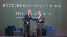 Emiliano Mata recibe su premio TEDAE de manos de Julián García Vargas.