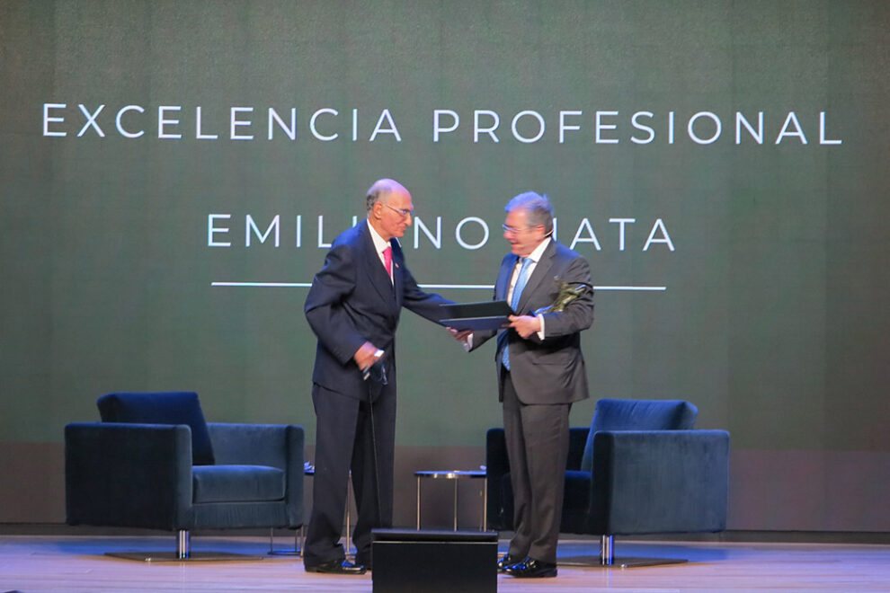 Emiliano Mata recibe su premio TEDAE de manos de Julián García Vargas.