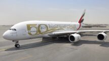 El primer Airbus A380 de Emirates en recibir los nuevos títulos del 50 aniversario por su lado árabe.