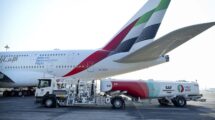 Carga del SAF en el A380 de Emirates antes del vuelo de prueba.
