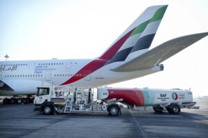 Carga del SAF en el A380 de Emirates antes del vuelo de prueba.
