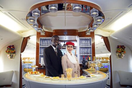 El loungue del A380, con su barra de bar y asientos estarán entre los elementos que Emirates pondrá a la venta,