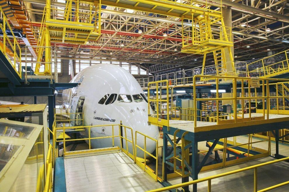 Airbus A380 en el hangar de mantenimiento de Emirates.