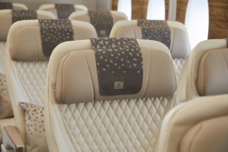 Detalle de los cabeceros de los nuevos asientos de turista premium de Emirates.