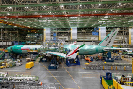 Boeing 777-9 para Emirates en la cadena de producción.