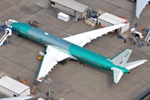 Uno de los B-777-9 de Emirates almacenado en la factoría de Boeing.