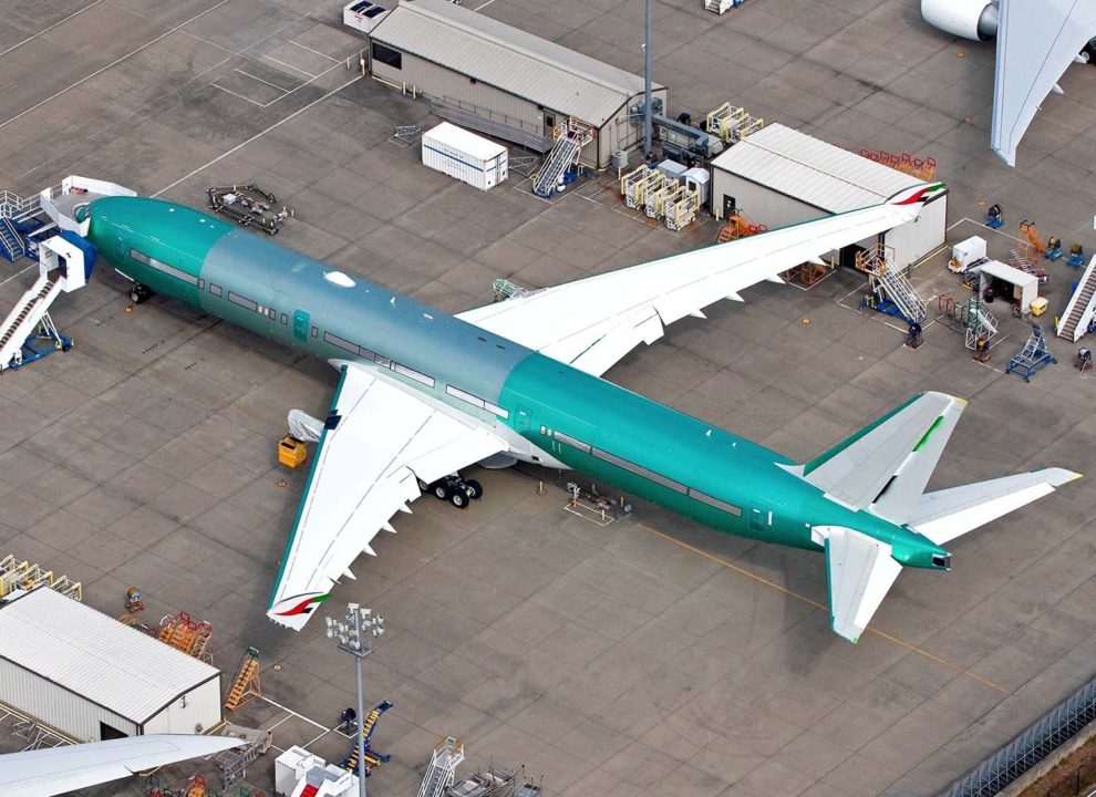 Uno de los B-777-9 de Emirates almacenado en la factoría de Boeing.