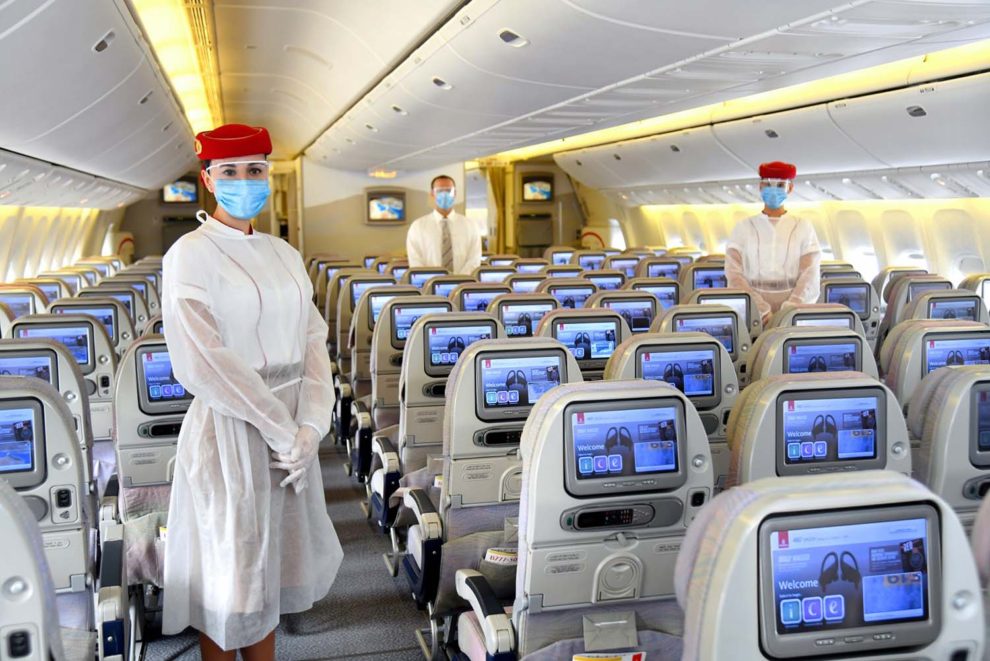Trupulación de Emirates protegida para un vuelo durante el COVID-19.