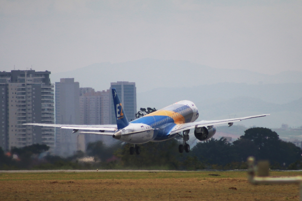 Despegue desde la factoría de Embraer en Sao José dos Campos del cuarto ejemplar del E190-E2.