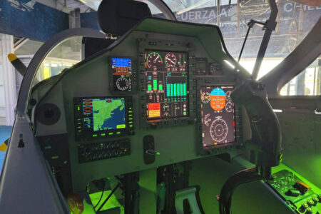 Panel de instrumentos del puesto del instructor en el Enaer T-40.