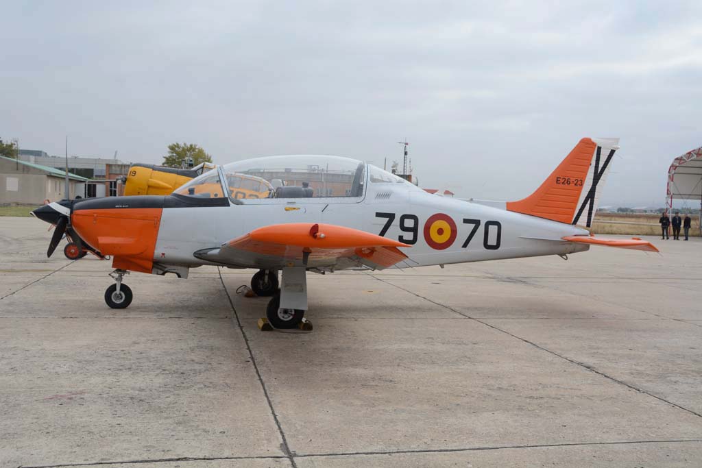 Los T-35 fueron construidos en España por CASA bajo licencia de la chilena Enaer.
