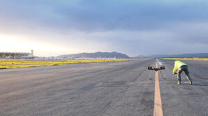 Preparación de un dron para las pruebas en la cabecera 30 del aeropuerto de Málaga.