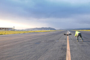 Preparación de un dron para las pruebas en la cabecera 30 del aeropuerto de Málaga.