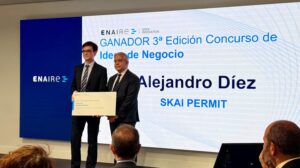 Entrega a Alejandro Díez Martín del premio del III Condurso de Ideas de negocio de Enaire.