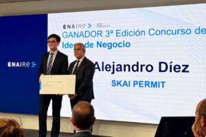 Entrega a Alejandro Díez Martín del premio del III Condurso de Ideas de negocio de Enaire.