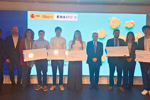 Los premiados junto a directivos de Enaire.