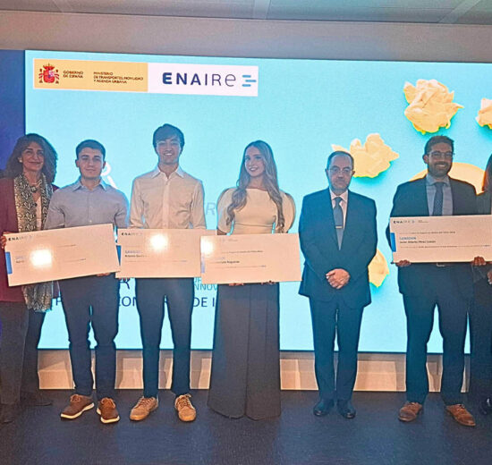 Los premiados junto a directivos de Enaire.