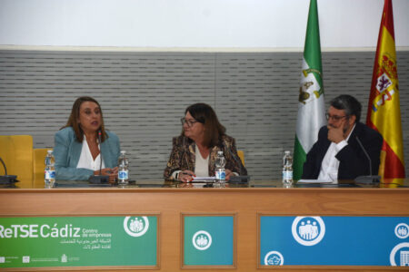 Silvia de los Santos y Pedro Astola junto a nuestra editora Esther Apestguía.